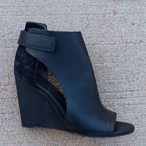 Vince Black Leather Peep Toe Wedge Heel Ankle Boots Booties Womens 8. 5